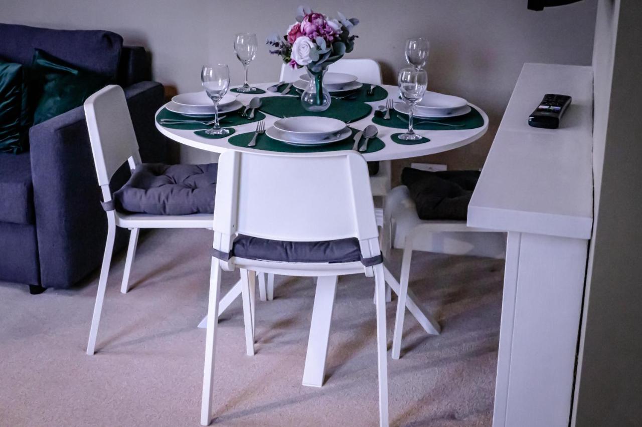 Lord Street - 2 Beautiful Apartments - Sleep Up To 14 Guests - By Rework Accommodation Chester Kültér fotó