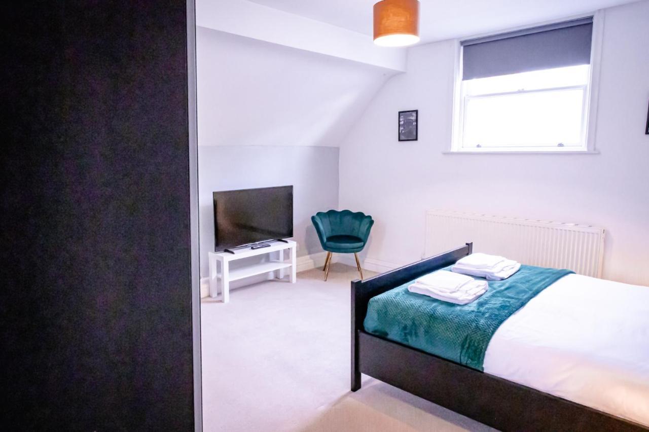 Lord Street - 2 Beautiful Apartments - Sleep Up To 14 Guests - By Rework Accommodation Chester Kültér fotó
