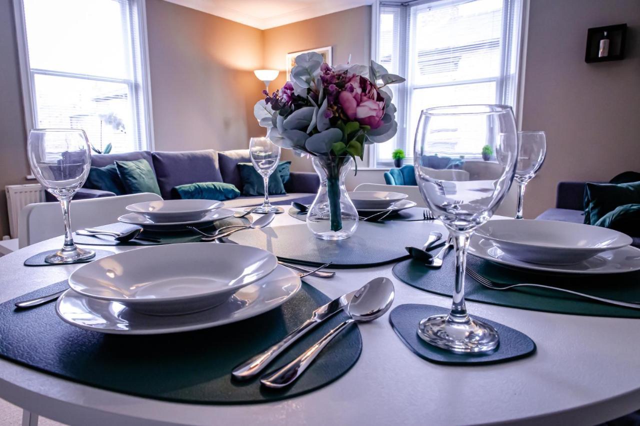 Lord Street - 2 Beautiful Apartments - Sleep Up To 14 Guests - By Rework Accommodation Chester Kültér fotó