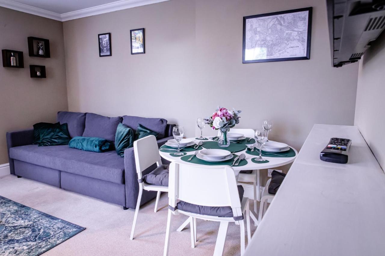 Lord Street - 2 Beautiful Apartments - Sleep Up To 14 Guests - By Rework Accommodation Chester Kültér fotó