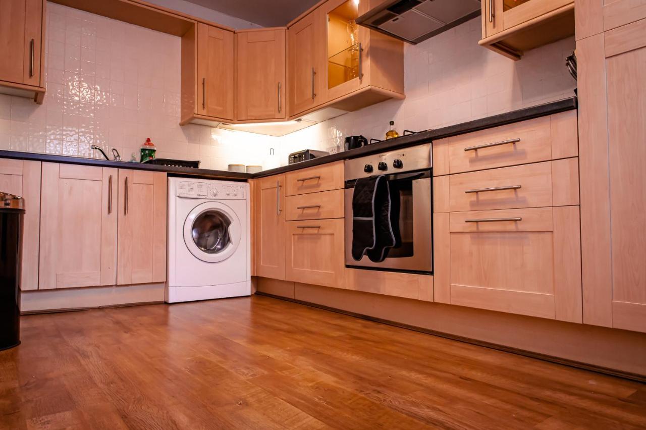 Lord Street - 2 Beautiful Apartments - Sleep Up To 14 Guests - By Rework Accommodation Chester Kültér fotó