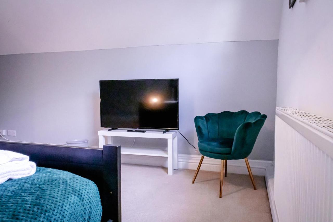 Lord Street - 2 Beautiful Apartments - Sleep Up To 14 Guests - By Rework Accommodation Chester Kültér fotó