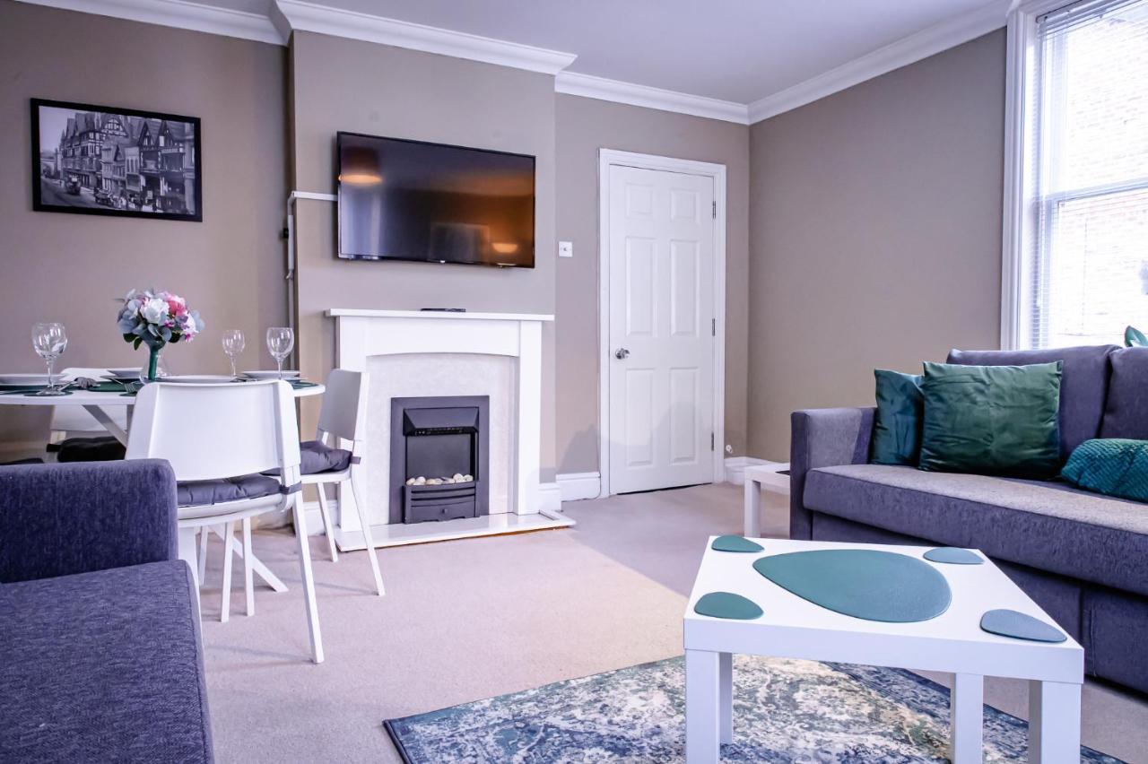 Lord Street - 2 Beautiful Apartments - Sleep Up To 14 Guests - By Rework Accommodation Chester Kültér fotó