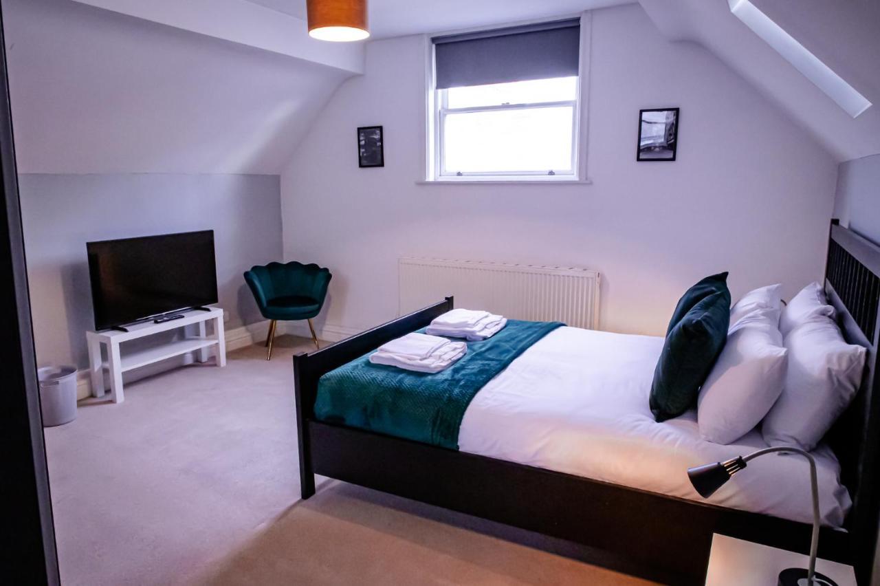 Lord Street - 2 Beautiful Apartments - Sleep Up To 14 Guests - By Rework Accommodation Chester Kültér fotó
