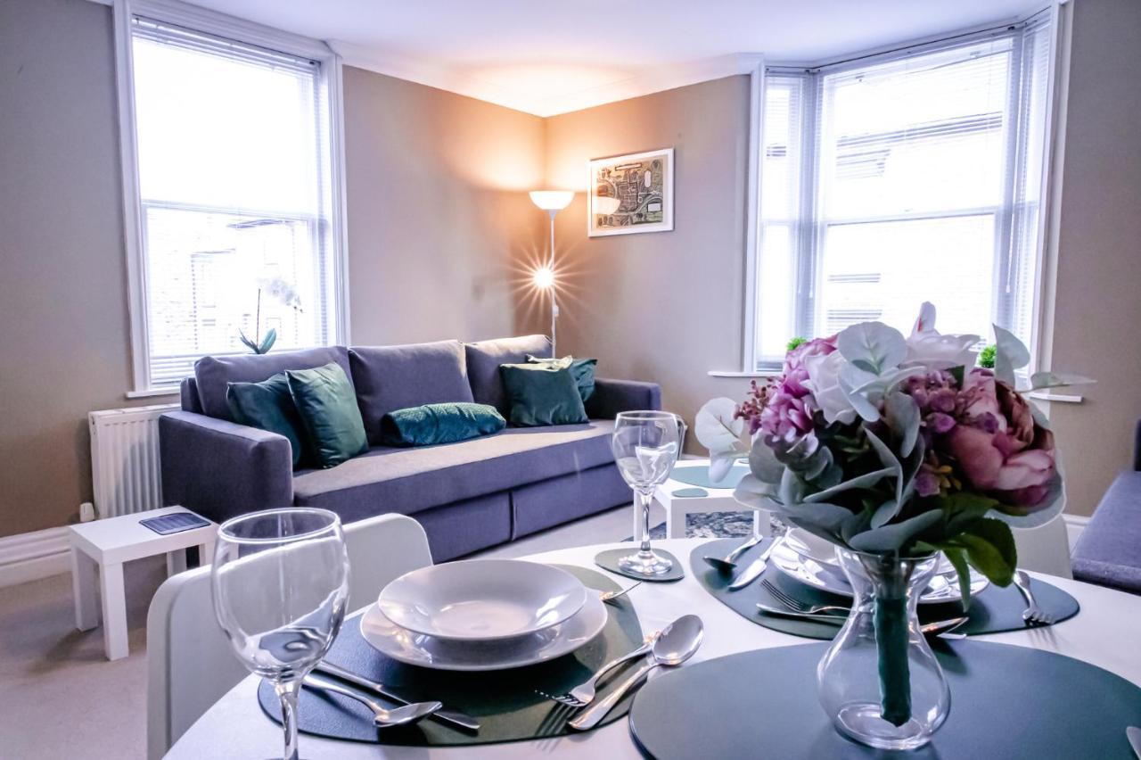 Lord Street - 2 Beautiful Apartments - Sleep Up To 14 Guests - By Rework Accommodation Chester Kültér fotó