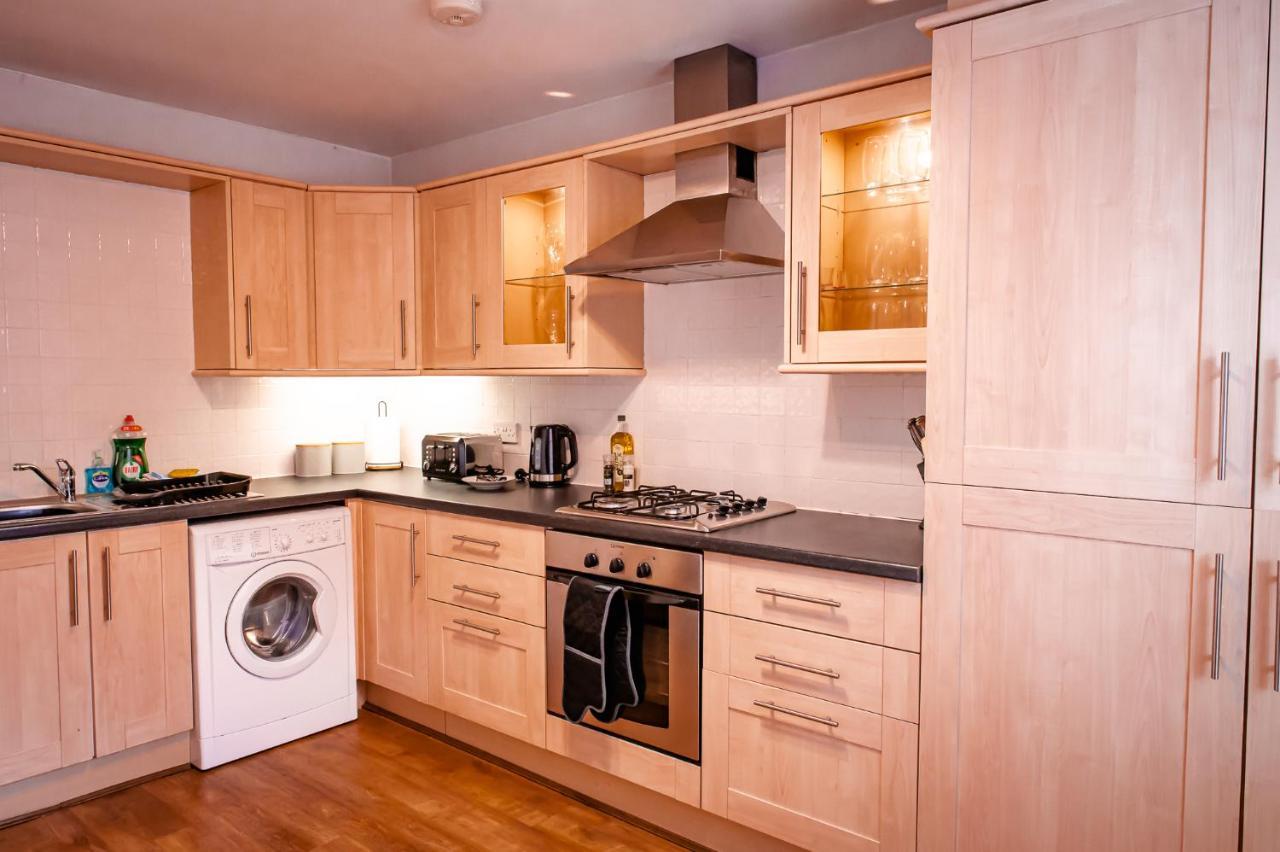 Lord Street - 2 Beautiful Apartments - Sleep Up To 14 Guests - By Rework Accommodation Chester Kültér fotó