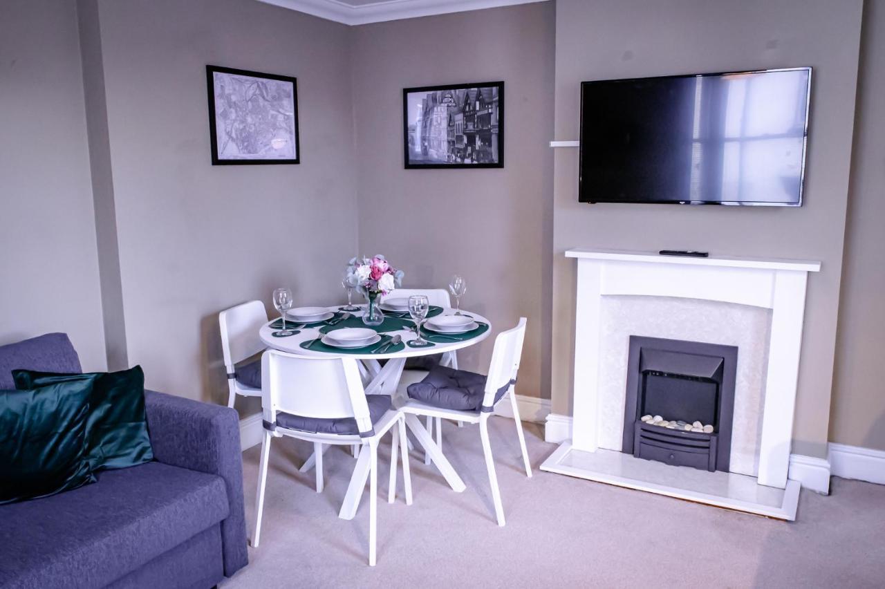 Lord Street - 2 Beautiful Apartments - Sleep Up To 14 Guests - By Rework Accommodation Chester Kültér fotó