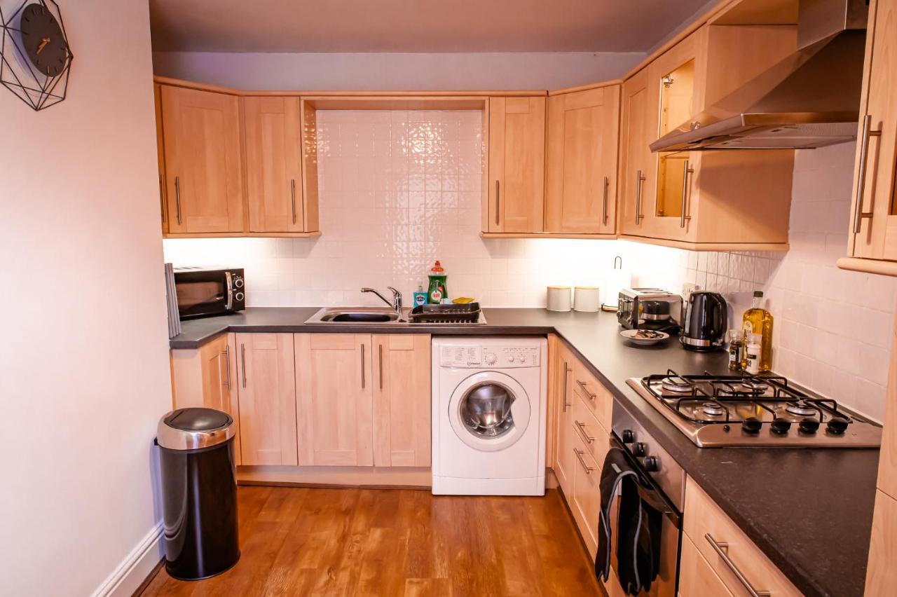 Lord Street - 2 Beautiful Apartments - Sleep Up To 14 Guests - By Rework Accommodation Chester Kültér fotó