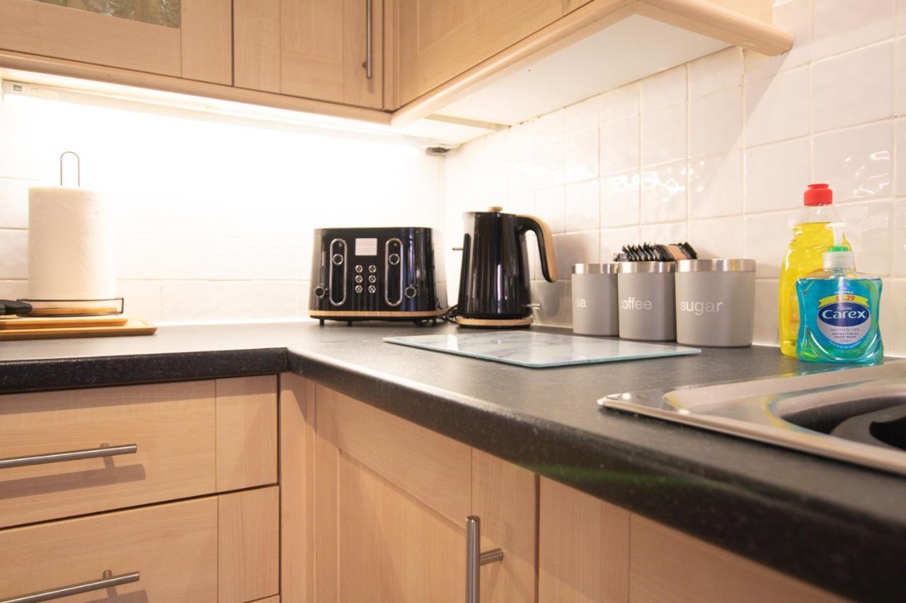 Lord Street - 2 Beautiful Apartments - Sleep Up To 14 Guests - By Rework Accommodation Chester Kültér fotó