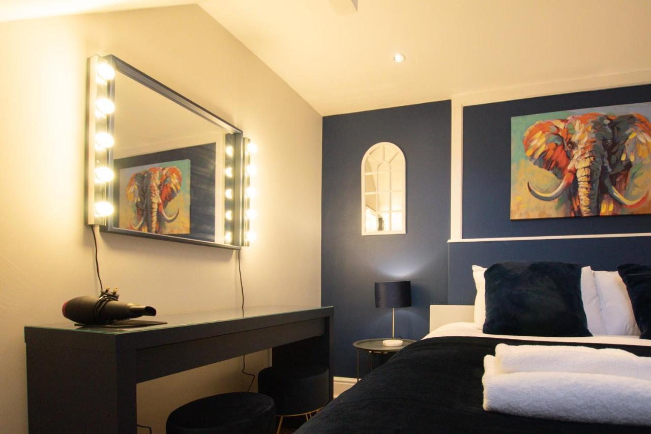 Lord Street - 2 Beautiful Apartments - Sleep Up To 14 Guests - By Rework Accommodation Chester Kültér fotó