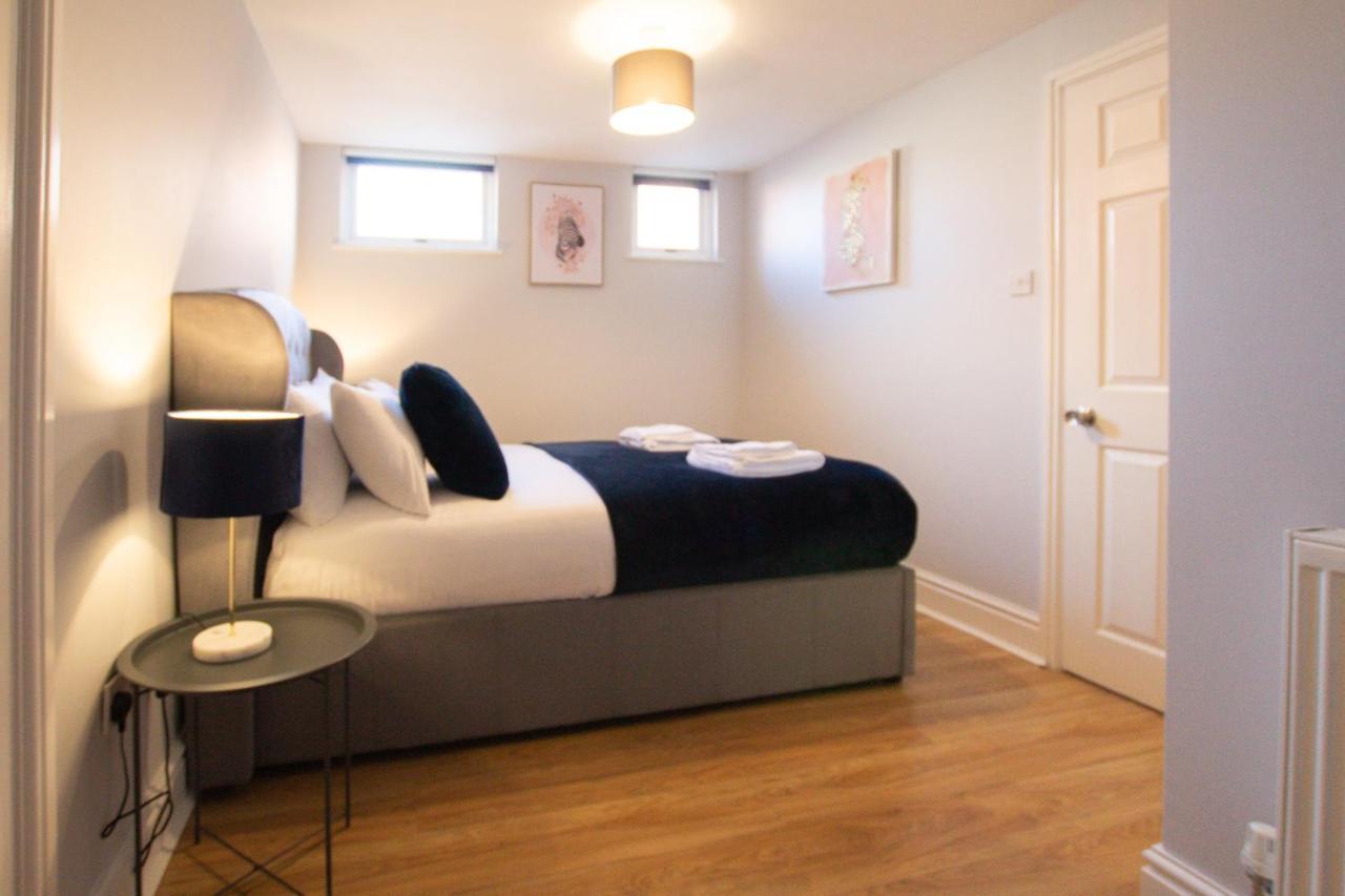 Lord Street - 2 Beautiful Apartments - Sleep Up To 14 Guests - By Rework Accommodation Chester Kültér fotó