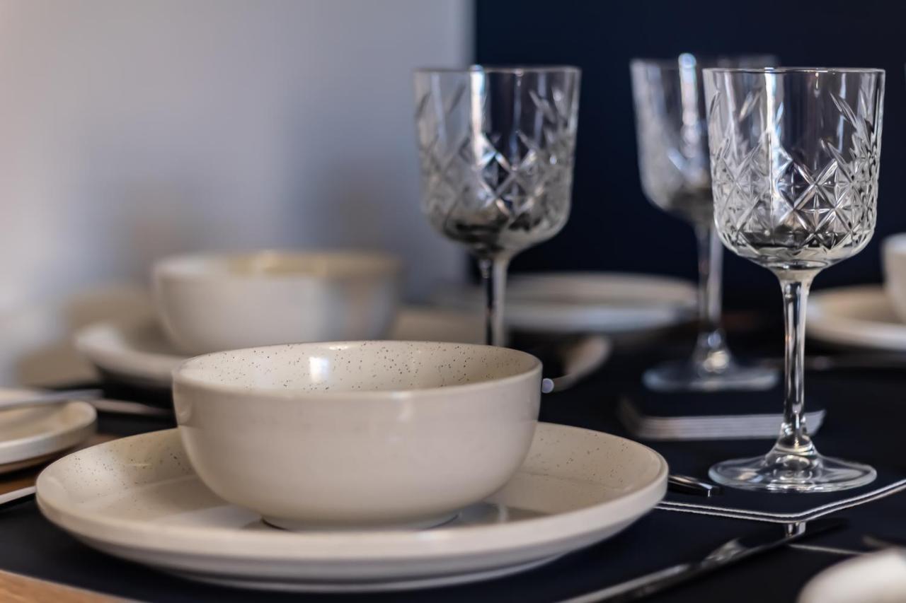 Lord Street - 2 Beautiful Apartments - Sleep Up To 14 Guests - By Rework Accommodation Chester Kültér fotó