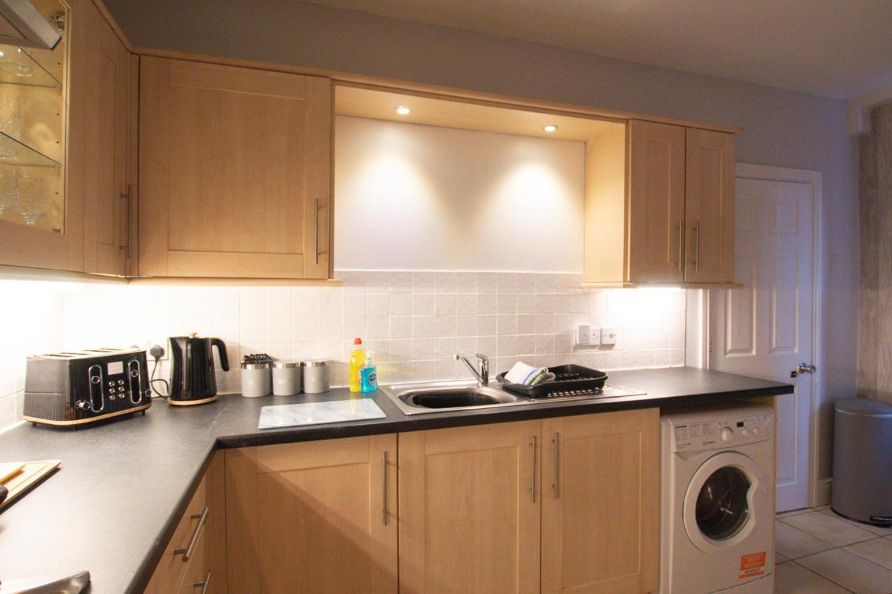 Lord Street - 2 Beautiful Apartments - Sleep Up To 14 Guests - By Rework Accommodation Chester Kültér fotó