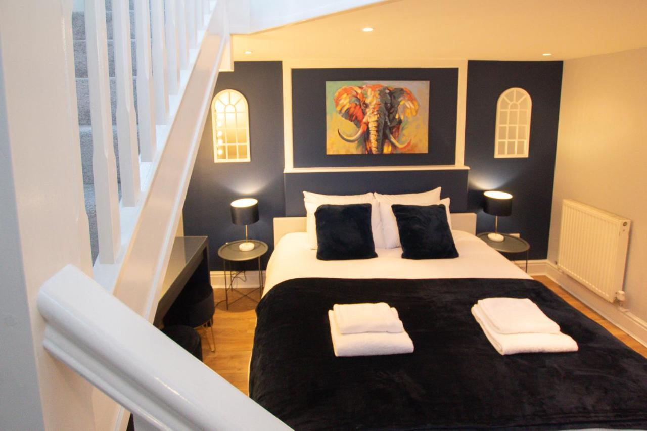 Lord Street - 2 Beautiful Apartments - Sleep Up To 14 Guests - By Rework Accommodation Chester Kültér fotó