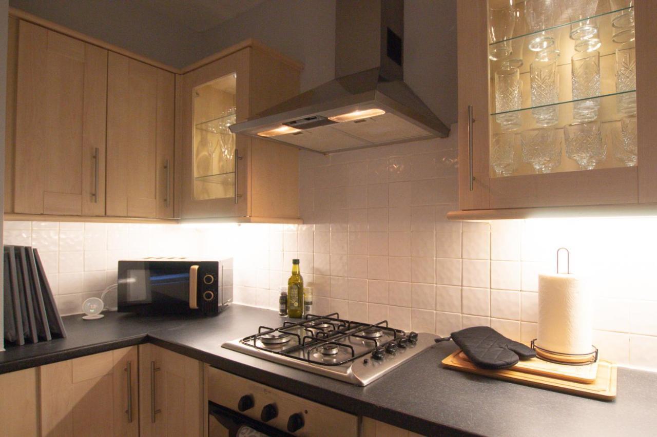 Lord Street - 2 Beautiful Apartments - Sleep Up To 14 Guests - By Rework Accommodation Chester Kültér fotó