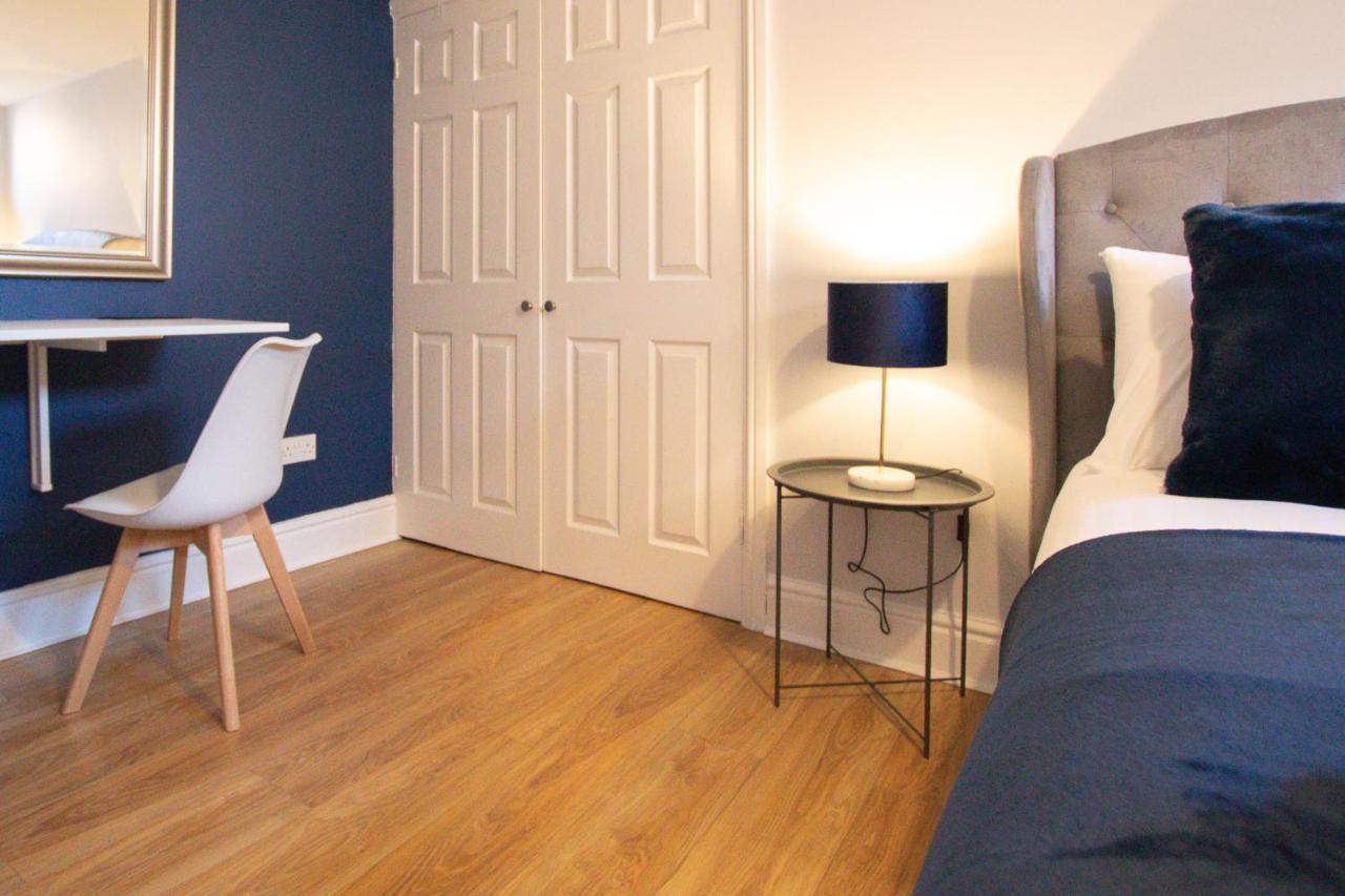 Lord Street - 2 Beautiful Apartments - Sleep Up To 14 Guests - By Rework Accommodation Chester Kültér fotó